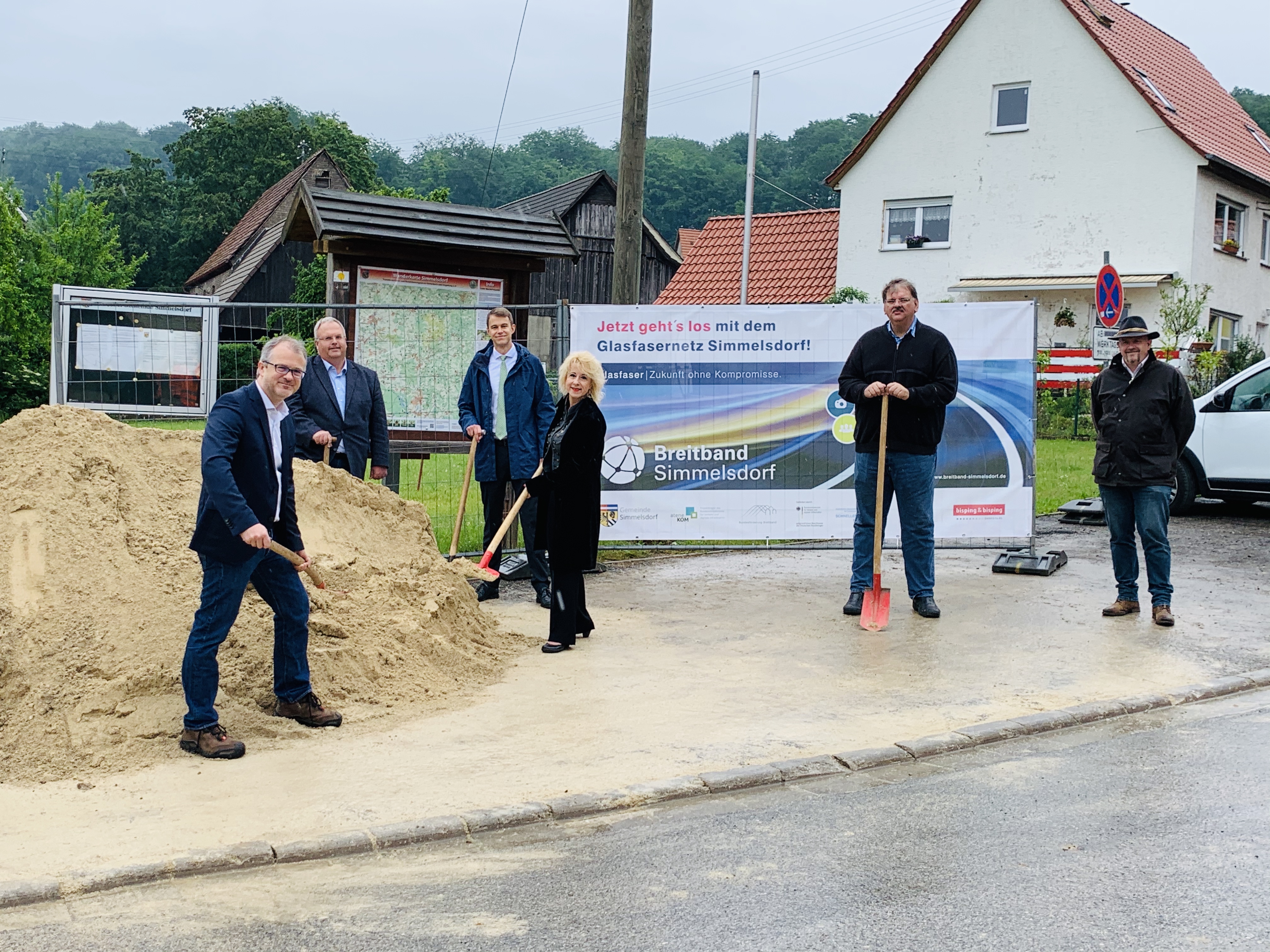 Am Mittwoch, den 10. Juni 2020 ist mit dem offiziellen Spatenstich der Startschuss für den Breitbandausbau in der Gemeinde Simmelsdorf gefallen.